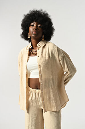 KADIN DÜĞME DETAYLI KIRIŞIK KUMAŞ DÜZ RENK GÖMLEK