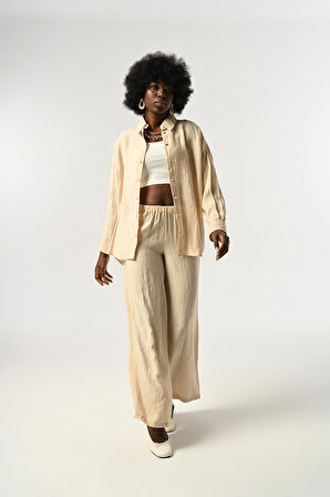 KADIN DÜĞME DETAYLI KIRIŞIK KUMAŞ DÜZ RENK GÖMLEK