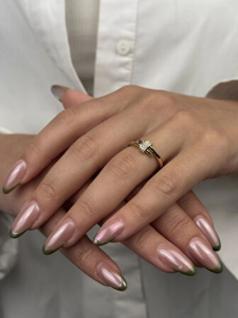 14 Ayar Altın Ortası Taşlı Yüzük 960