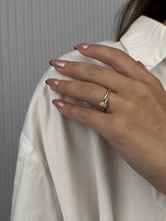 14 Ayar Altın Ortası Taşlı Yüzük 960