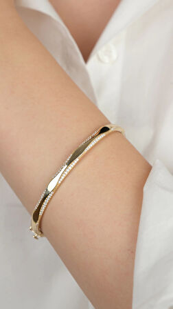 14 Ayar Altın Sade Kenarları Dalgalı Taş İşlemeli Kelepçe 118