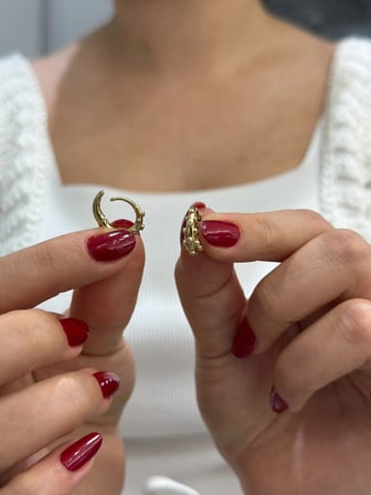 14 Ayar Altın Mini Taşlı Desenli Küpe 1250