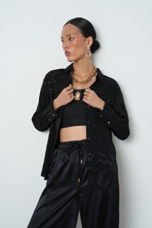 Kadın V Yaka Detaylı Siyah Desenli Altın Düğmeli Gömlek