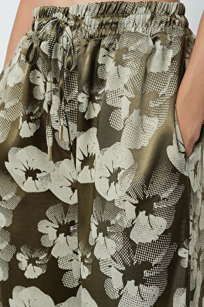 Kadın Haki - Bej Renk Desenli Bol Paça Beli Lastikli Pantolon