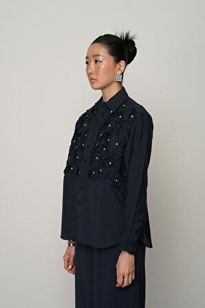 KADIN ÖNÜ GÜL İŞLEMELİ DÜZ RENK GÖMLEK