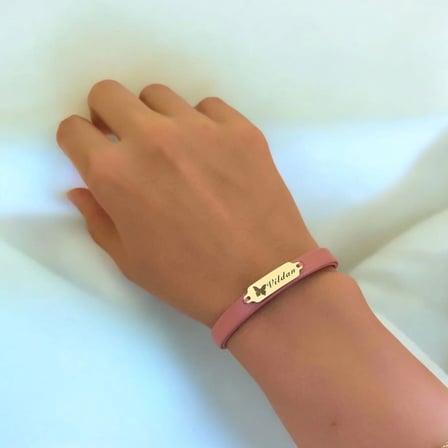 14 Ayar Altın Plakalı Vildan İsmine Özel Kelebek Motifli Koyu Pembe Derili Hediye Bileklik-654