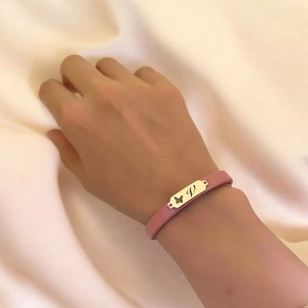 14 Ayar Altın Plakalı V Harfine Özel Koyu Pembe Derili Kelebek Motifli Hediye Bileklik-654