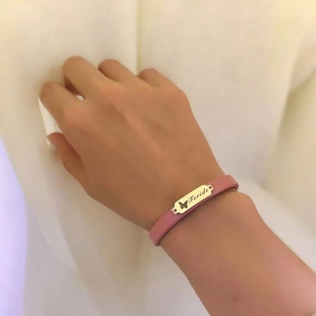 14 Ayar Altın Plakalı Feride İsmine Özel Kelebek Motifli Koyu Pembe Derili Hediye Bileklik-654