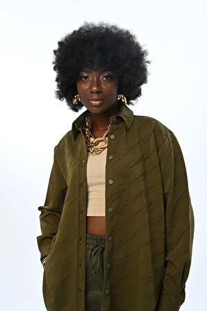 KADIN HAKİ RENK SİMLİ DESENLİ OVERSİZE KESİM GÖMLEK