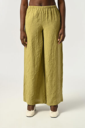 KADIN BELİ LASTİKLİ BOL PAÇA KIRIŞIK KUMAŞ DÜZ RENK PANTOLON