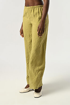 KADIN BELİ LASTİKLİ BOL PAÇA KIRIŞIK KUMAŞ DÜZ RENK PANTOLON