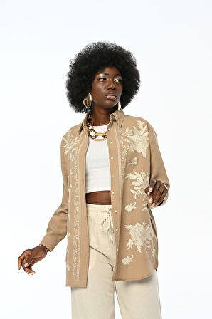 KADIN ÖNÜ ÇİÇEK NAKIŞ İŞLEMELİ DÜZ RENK GÖMLEK