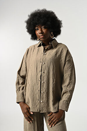 KADIN DÜĞME DETAYLI KIRIŞIK KUMAŞ DÜZ RENK GÖMLEK