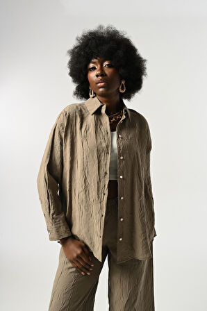 KADIN DÜĞME DETAYLI KIRIŞIK KUMAŞ DÜZ RENK GÖMLEK