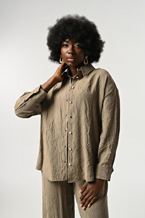 KADIN DÜĞME DETAYLI KIRIŞIK KUMAŞ DÜZ RENK GÖMLEK