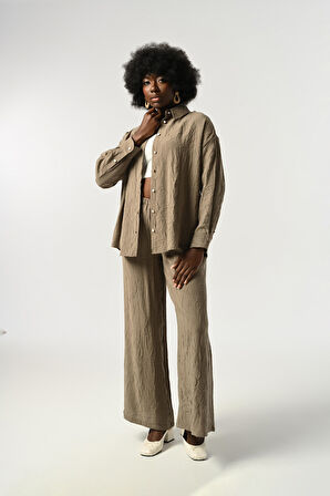 KADIN DÜĞME DETAYLI KIRIŞIK KUMAŞ DÜZ RENK GÖMLEK