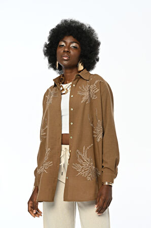 KADIN NAKIŞ İŞLEMELİ OVERSİZE KESİM DÜZ RENK GÖMLEK