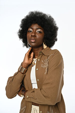 KADIN NAKIŞ İŞLEMELİ OVERSİZE KESİM DÜZ RENK GÖMLEK