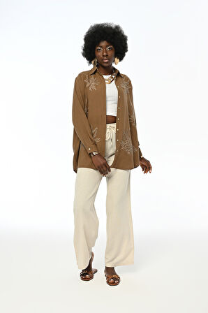 KADIN NAKIŞ İŞLEMELİ OVERSİZE KESİM DÜZ RENK GÖMLEK