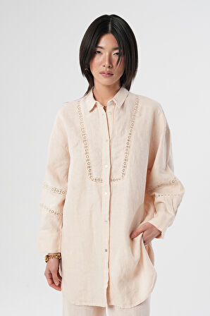 KADIN AÇIK BEJ RENGİ ÖNÜ DANTEL İŞLEMELİ GÖMLEK