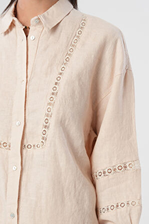 KADIN AÇIK BEJ RENGİ ÖNÜ DANTEL İŞLEMELİ GÖMLEK