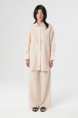 KADIN AÇIK BEJ RENGİ ÖNÜ DANTEL İŞLEMELİ GÖMLEK