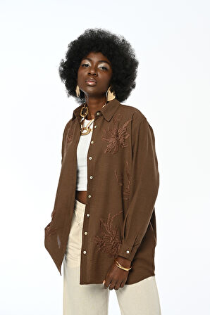 KADIN NAKIŞ İŞLEMELİ OVERSİZE KESİM DÜZ RENK GÖMLEK