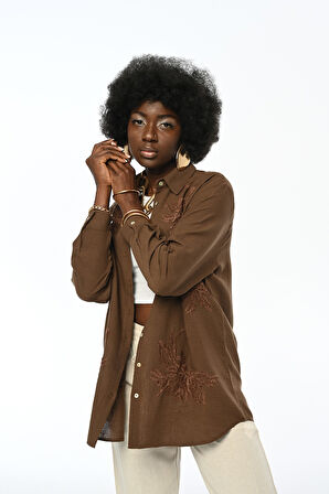 KADIN NAKIŞ İŞLEMELİ OVERSİZE KESİM DÜZ RENK GÖMLEK