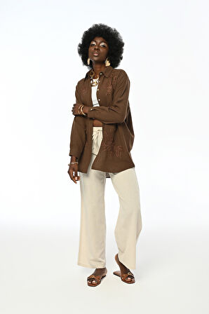 KADIN NAKIŞ İŞLEMELİ OVERSİZE KESİM DÜZ RENK GÖMLEK