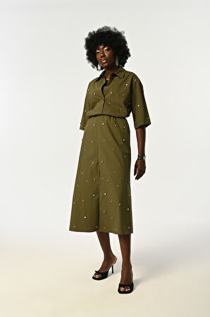 KADIN ÖNÜ TAŞ İŞLEMELİ TRUVAKAR KOLLU HAKİ RENK GÖMLEK