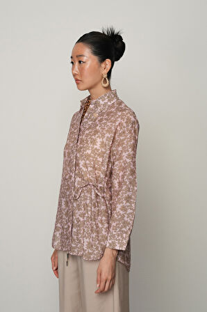 KADIN YANDAN BAĞLAMA DETAYLI KAHVE-PEMBE ÇİÇEKLİ GÖMLEK