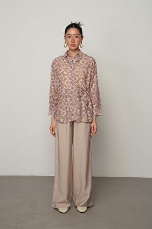 KADIN YANDAN BAĞLAMA DETAYLI KAHVE-PEMBE ÇİÇEKLİ GÖMLEK