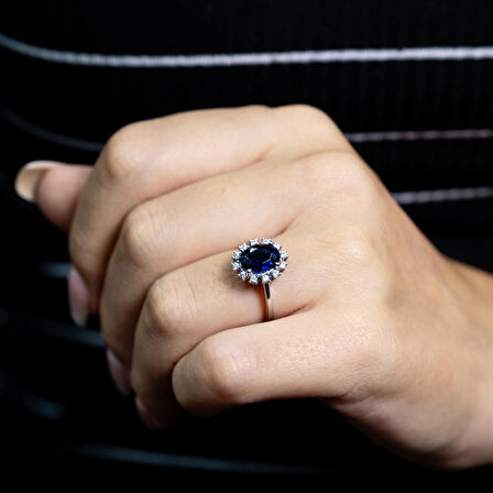 Çerçevesi Taşlı Oval Safir Yüzük