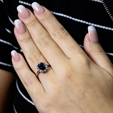 Çerçevesi Taşlı Oval Safir Yüzük