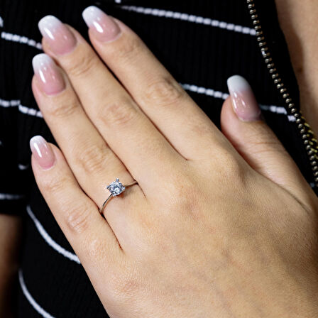 G Renk 0.50 Karat Kalp Tırnak Tektaş Yüzük