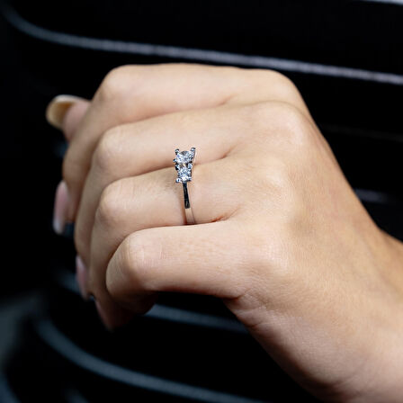 E Renk 0.60 Karat Pırlanta  Tria Yüzük