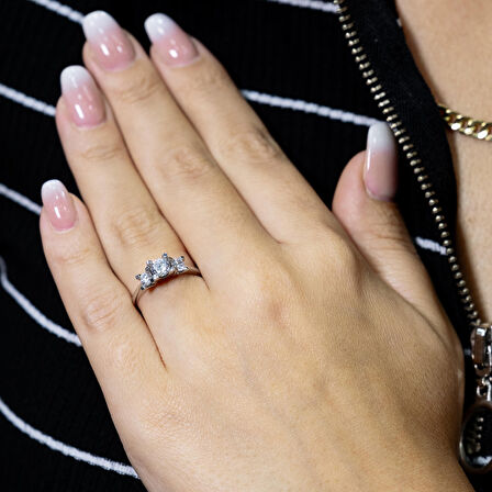 E Renk 0.60 Karat Pırlanta  Tria Yüzük