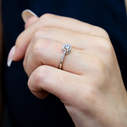 E Renk Toplam 0.36 Karat Pırlanta Tektaş Yüzük