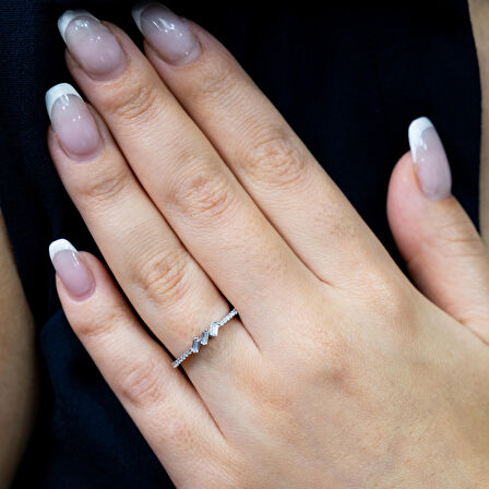 0.22 Karat Baget Pırlanta Tria Yüzük