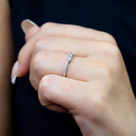 0.22 Karat Baget Pırlanta Tria Yüzük