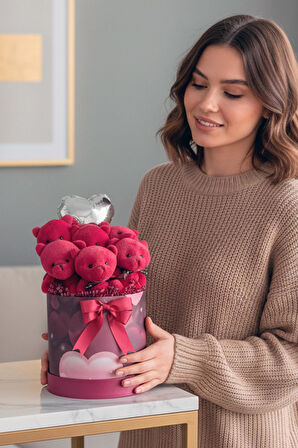 Premium Özel Kalpli Kırmızı Silindir Kutusunda, Kalpli Balonlu 6’lı Kırmızı Ayıcık Buketi