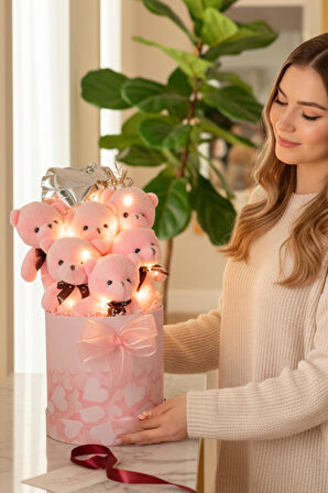 Premium Silindir Kalpli Pembe Kutusunda, Kalpli Balonlu LED Işıklı 6’lı Pembe Ayıcık Buketi