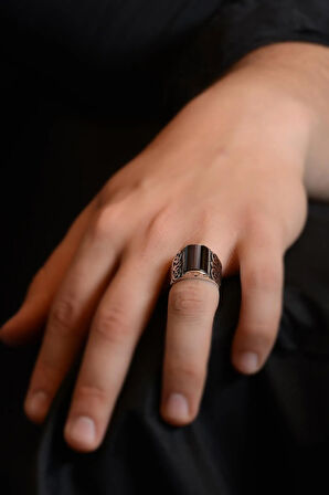 Siyah Oniks Taşlı Yanı Işlemeli Erkek Gümüş Yüzük