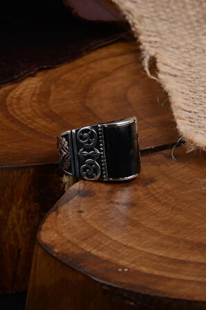 Siyah Oniks Taşlı Yanı Işlemeli Erkek Gümüş Yüzük