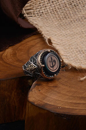 İslam Usta Elif Vav Yazılı Mavi Kehribar Taşlı Yanı Işlemeli Erkek Gümüş Yüzük