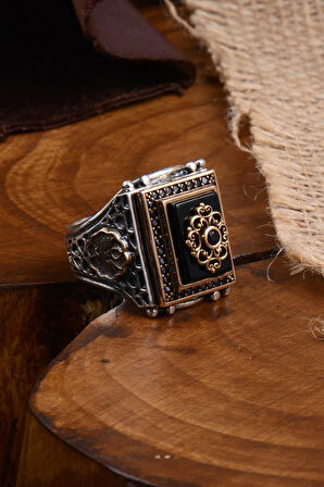 Anadolu Desenli Oniks Taşlı Yanı Işlemeli Erkek Gümüş Yüzük