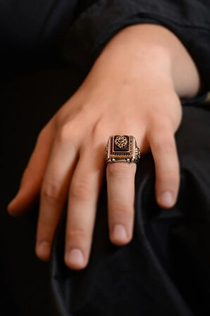 Anadolu Desenli Oniks Taşlı Yanı Işlemeli Erkek Gümüş Yüzük