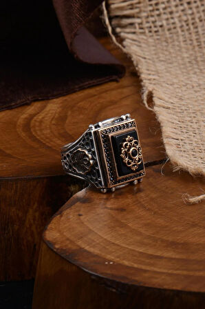 Anadolu Desenli Oniks Taşlı Yanı Işlemeli Erkek Gümüş Yüzük