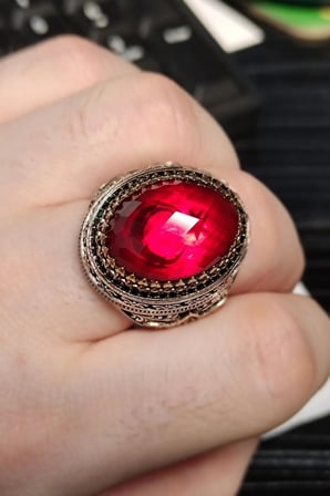 Kırmızı Zirkon Taşlı Ay Yıldız Desenli Yanı Lale Motif Erkek 925 Ayar Gümüş Yüzük Gyzendzıray-krm