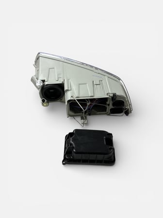 DEPO SKODA OCTAVİA 4K COMBİ SAĞ ÖN FAR LAMBASI MOTORU ÜZERİNDE 2005 VE SONRASI